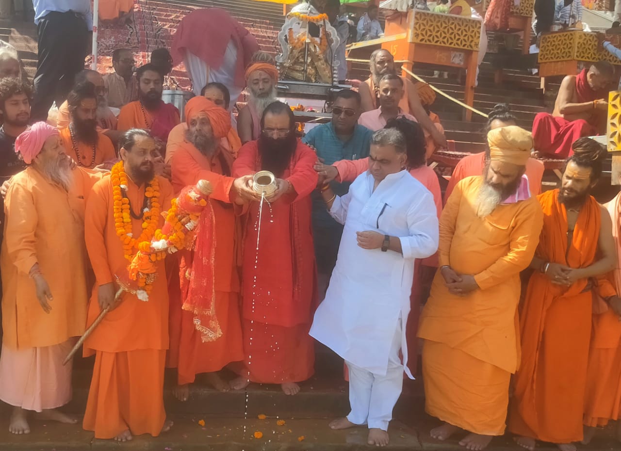 पवित्र छड़ी हर की पैड़ी पहुंची, कल रवाना होगी उत्तराखंड की यात्रा पर पवित्र छड़ी हर की पैड़ी पहुंची, कल रवाना होगी उत्तराखंड की यात्रा पर