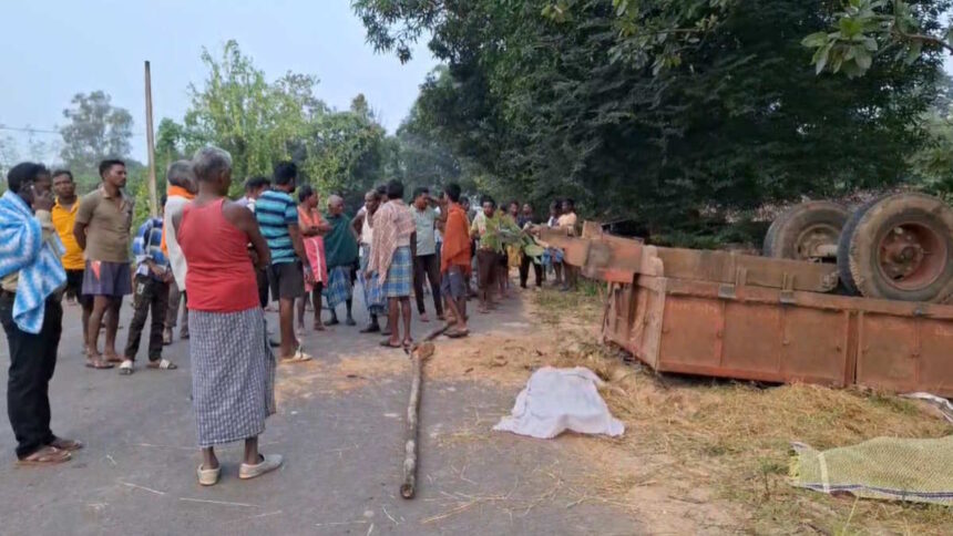 घटना स्थल पर पलटा हुआ टेक्टर ट्रॉली घटना स्थल पर पलटा हुआ टेक्टर ट्रॉली