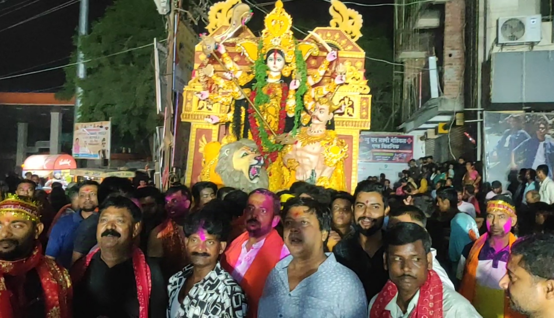 अररिया फोटो: मां दुर्गा की प्रतिमा को ले जाते भक्त अररिया फोटो: मां दुर्गा की प्रतिमा को ले जाते भक्त