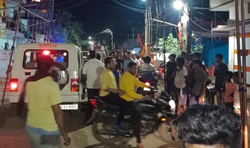 घटना के बाद लगी लोगों की भीड़। घटना के बाद लगी लोगों की भीड़।