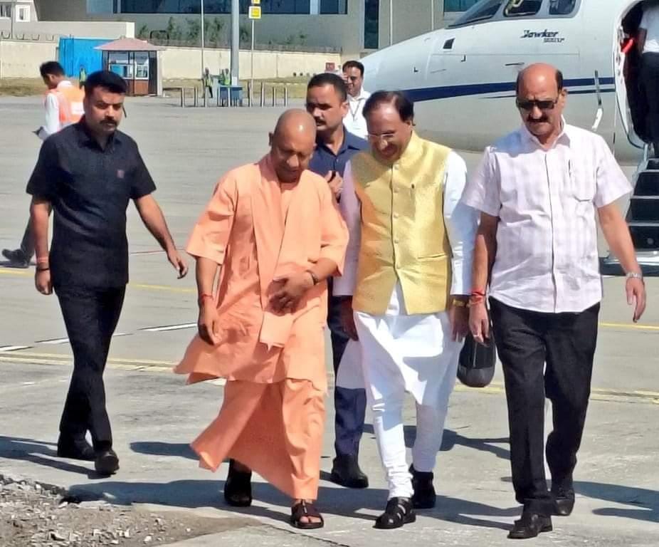 उत्तरप्रदेश के मुख्यमंत्री योगी आदित्यनाथ का जौलीग्रांट एयरपोर्ट पर उत्तराखंड के पूर्व मुख्यमंत्री रमेश पोखरियाल निशंक स्वागत करते।