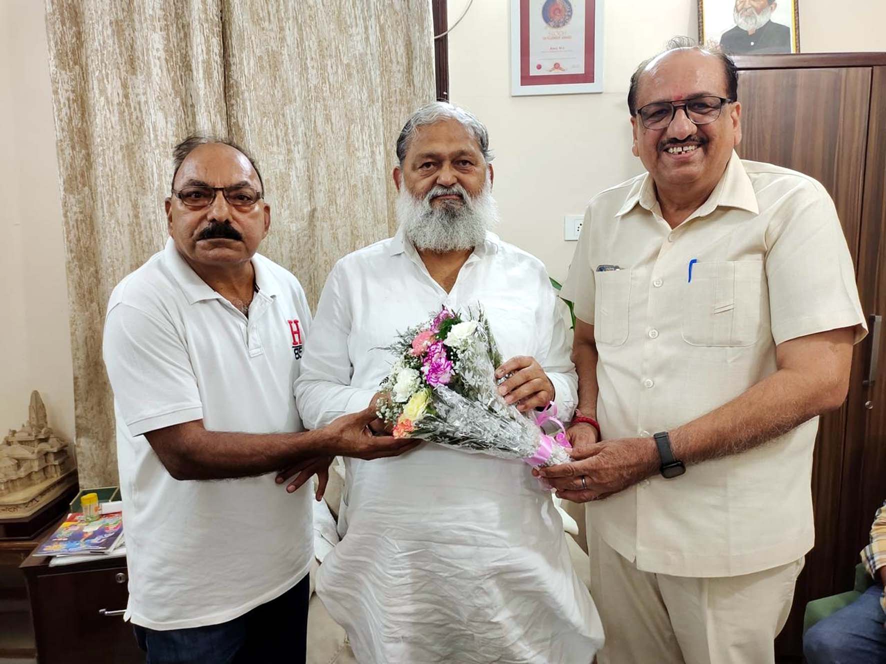 वरिष्ठ नेता अनिल विज को बधाई देते राजेन्द्र सपड़ा एवं अन्य। वरिष्ठ नेता अनिल विज को बधाई देते राजेन्द्र सपड़ा एवं अन्य।