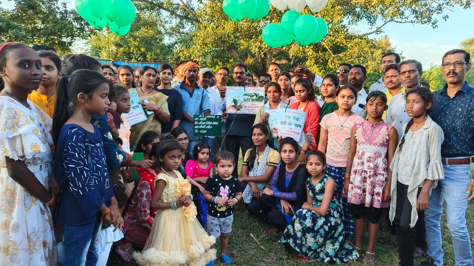 ग्राम पंचायत परसतराई में बेटियों के साथ पौधारोपण करते हुए अतिथि, पंचायत प्रतिनिधि व ग्रामीण। ग्राम पंचायत परसतराई में बेटियों के साथ पौधारोपण करते हुए अतिथि, पंचायत प्रतिनिधि व ग्रामीण।