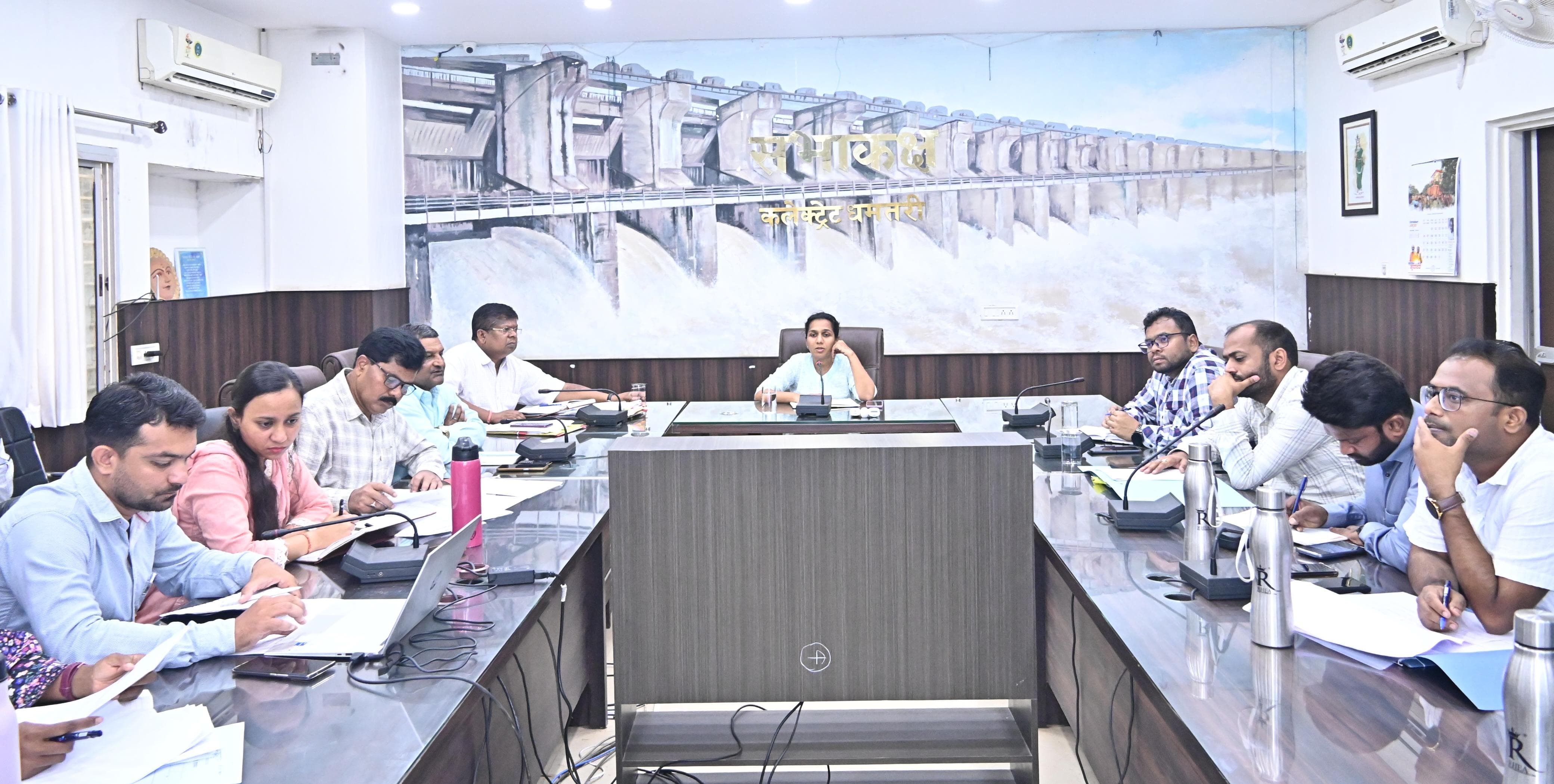 मध्य में कलेक्टर नम्रता गांधी समय सीमा की बैठक लेती हुई। मध्य में कलेक्टर नम्रता गांधी समय सीमा की बैठक लेती हुई।