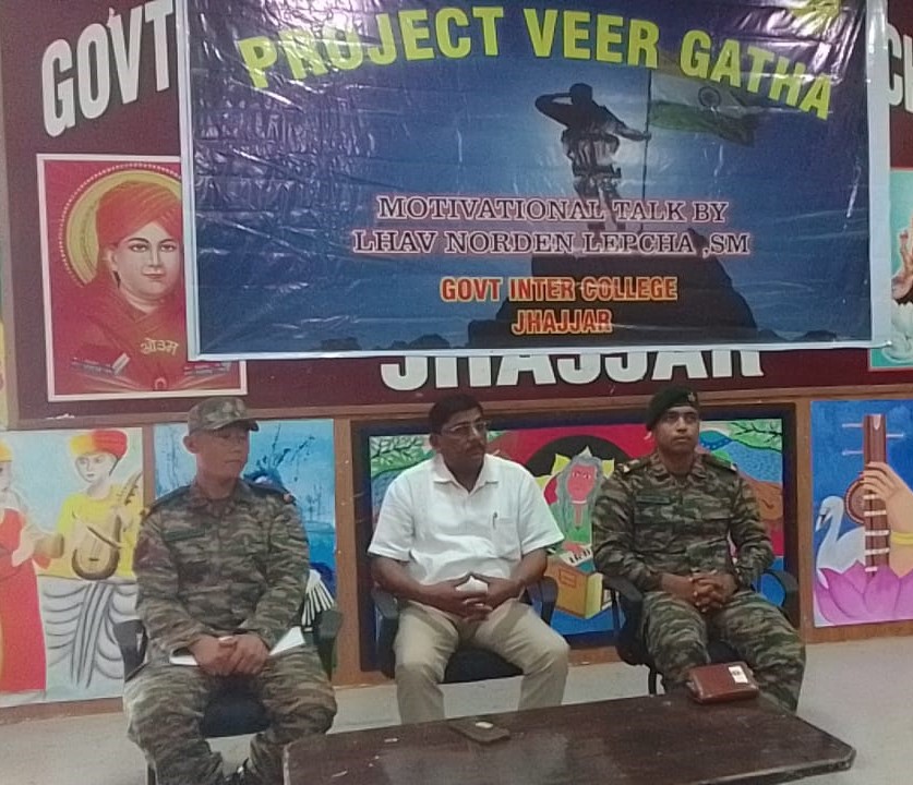 झज्जर के शहीद रमेश चंद्र राजकीय मॉडल संस्कृति वरिष्ठ माध्यमिक विद्यालय में प्रोजेक्ट वीर गाथा कार्यक्रम में विद्यार्थियों को संबोधित करते सैन्य अधिकारी । झज्जर के शहीद रमेश चंद्र राजकीय मॉडल संस्कृति वरिष्ठ माध्यमिक विद्यालय में प्रोजेक्ट वीर गाथा कार्यक्रम में विद्यार्थियों को संबोधित करते सैन्य अधिकारी ।