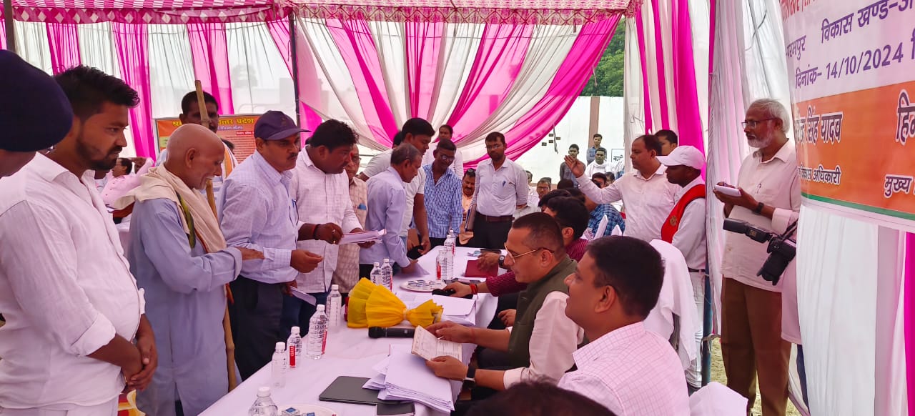 नोडल अधिकारी सांसद आदर्श ग्राम परमपुर में :फोटो बच्चा गुप्ता नोडल अधिकारी सांसद आदर्श ग्राम परमपुर में :फोटो बच्चा गुप्ता