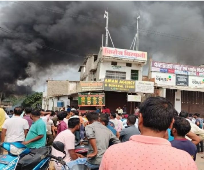 आक्रोशित जनता ने आरोपित कुलदीप साहू का घर फूंका