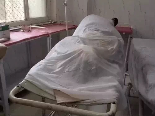 आरबीएम हॉस्पिटल में दिगंबर सिंह का शव रखा गया आरबीएम हॉस्पिटल में दिगंबर सिंह का शव रखा गया