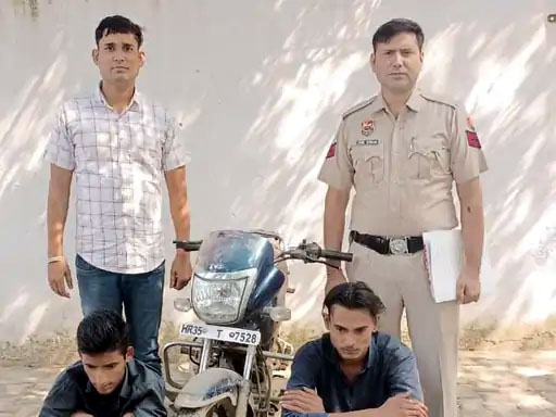 गिरफ्तार आरोपी व पुलिस टीम गिरफ्तार आरोपी व पुलिस टीम