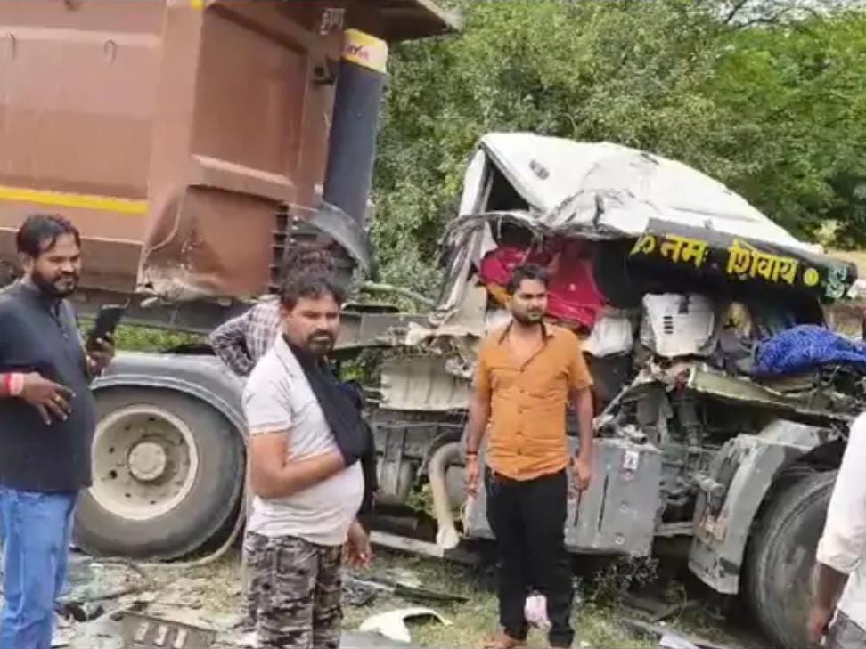 फोटो-14 एचएएम-2 नेशनल हाईवे पर दो डंफरों की टक्कर, चालक की मौत फोटो-14 एचएएम-2 नेशनल हाईवे पर दो डंफरों की टक्कर, चालक की मौत