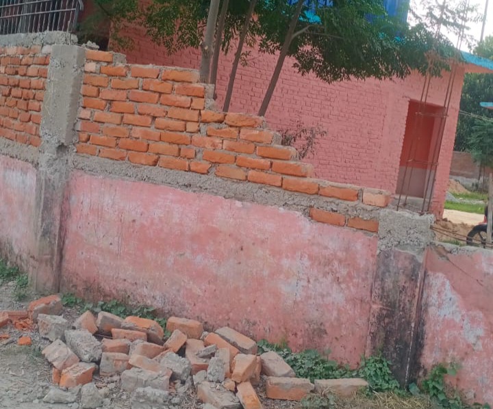 स्कूल की टूटी चाहरदीवारी स्कूल की टूटी चाहरदीवारी