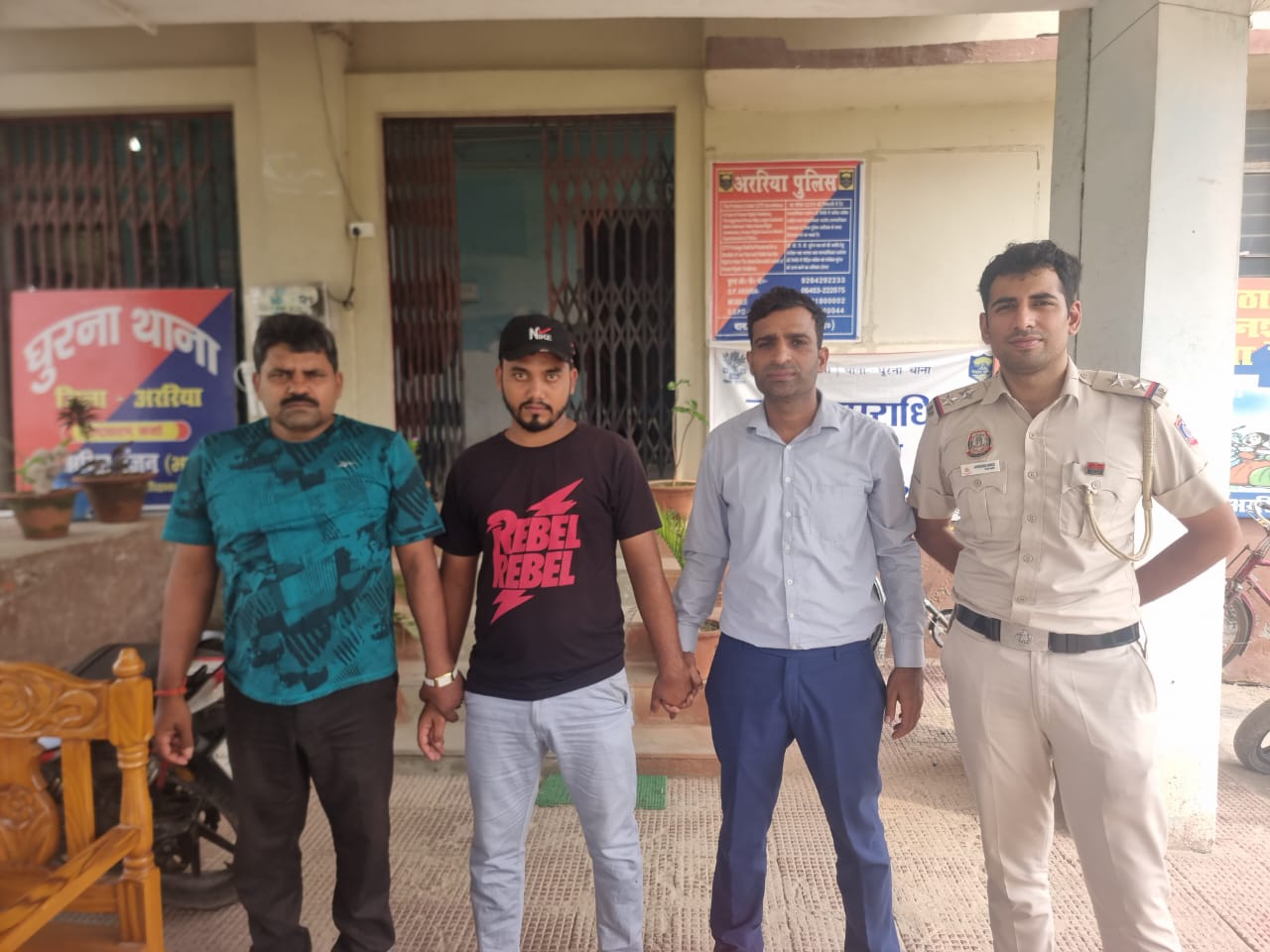अररिया फोटो:गिरफ्तार अभिषेक के साथ दिल्ली पुलिस और घुरना थाना पुलिस अररिया फोटो:गिरफ्तार अभिषेक के साथ दिल्ली पुलिस और घुरना थाना पुलिस