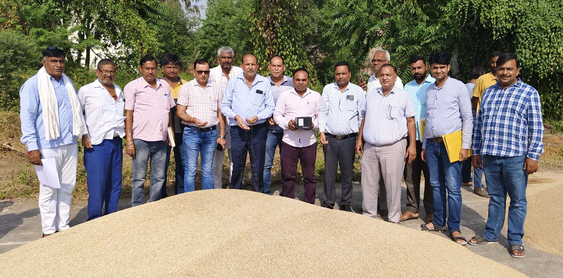 फोटो नंबर-02: मंडी में बाजरे की खरीद करते अधिकारी। फोटो नंबर-02: मंडी में बाजरे की खरीद करते अधिकारी।
