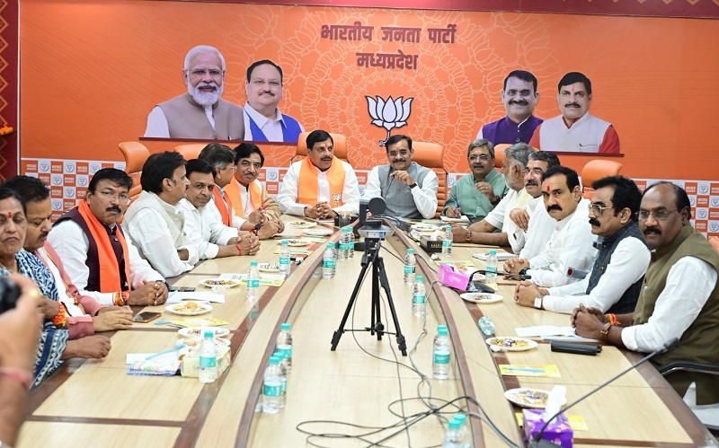 चुनाव समिति की बैठक के बाद मीडिया से बात करते हुए वीडी शर्मा चुनाव समिति की बैठक के बाद मीडिया से बात करते हुए वीडी शर्मा