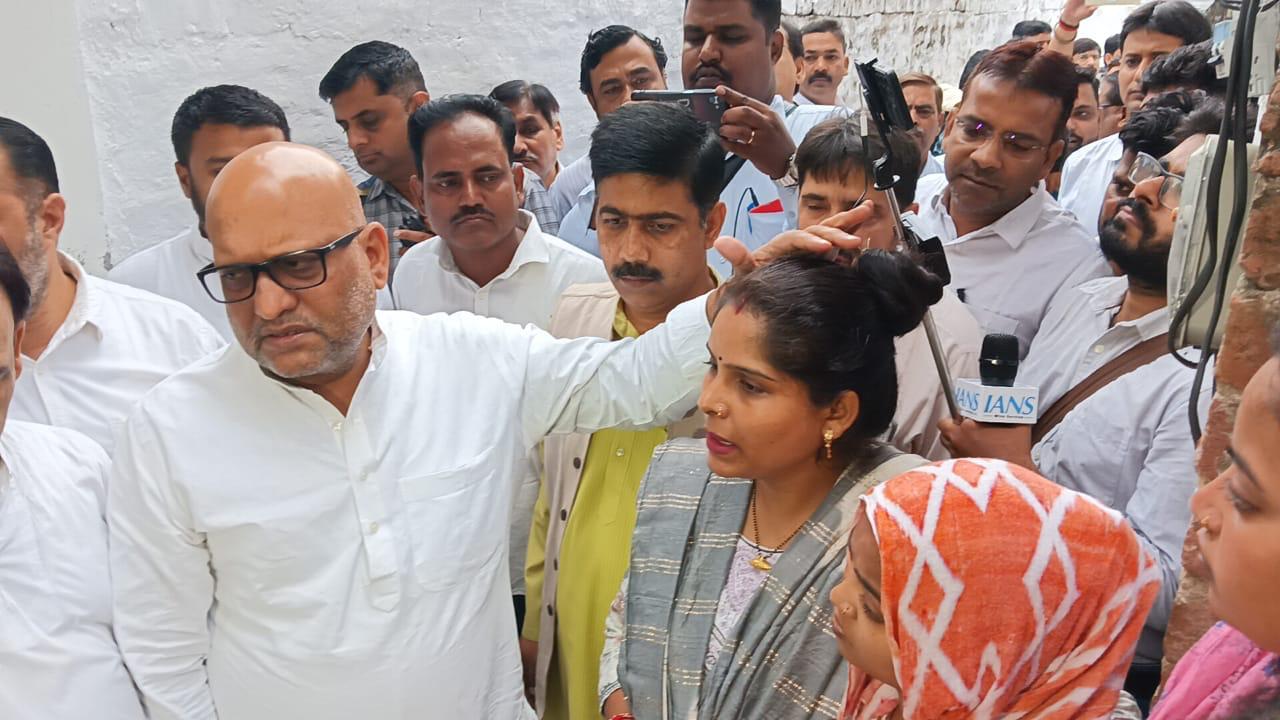 पीड़ित परिजनों से मिलने पहुंचे अजय राय पीड़ित परिजनों से मिलने पहुंचे अजय राय