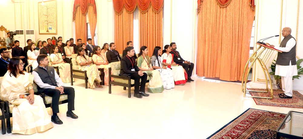 राजभवन में प्रशिक्षु डिप्टी कलेक्टरों को संबोधित करते हुए राज्यपाल राजभवन में प्रशिक्षु डिप्टी कलेक्टरों को संबोधित करते हुए राज्यपाल