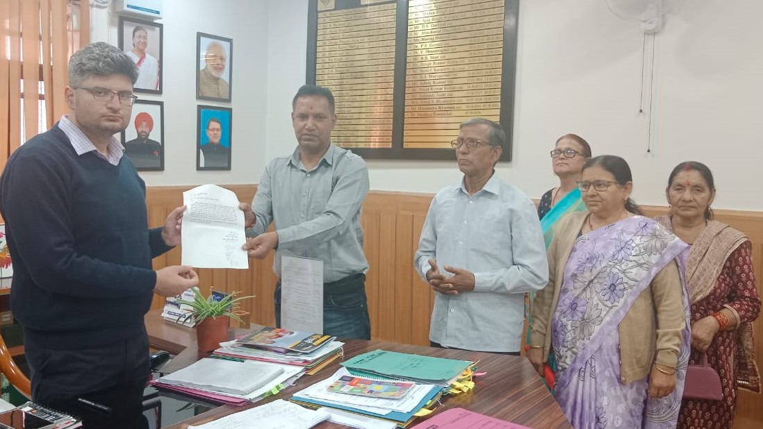 गोपेश्वर में बंदरों से निजात दिलाने की मांग को लेकर डीएम को ज्ञापन सौंपते हुए। गोपेश्वर में बंदरों से निजात दिलाने की मांग को लेकर डीएम को ज्ञापन सौंपते हुए।