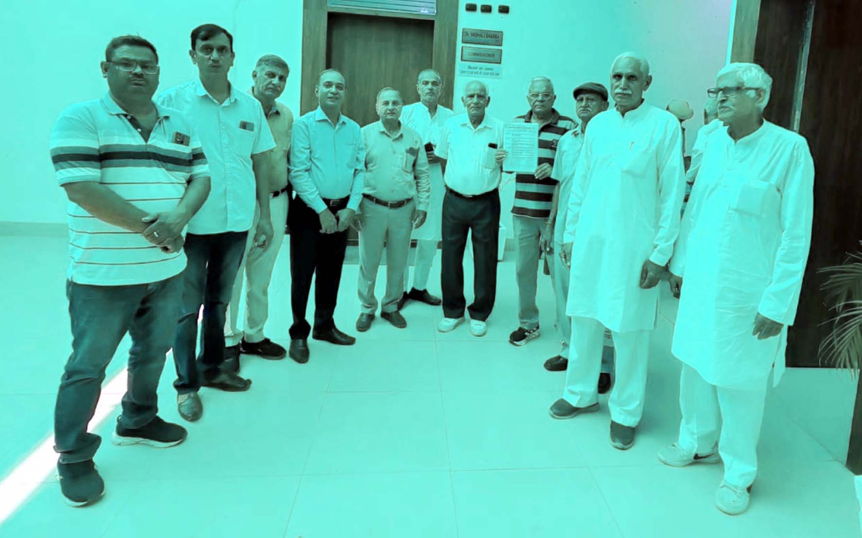 नगर निगम आयुक्त से मिलने पहुंचे एसोसिएशन पदाधिकारी व सेक्टर वासी। नगर निगम आयुक्त से मिलने पहुंचे एसोसिएशन पदाधिकारी व सेक्टर वासी।