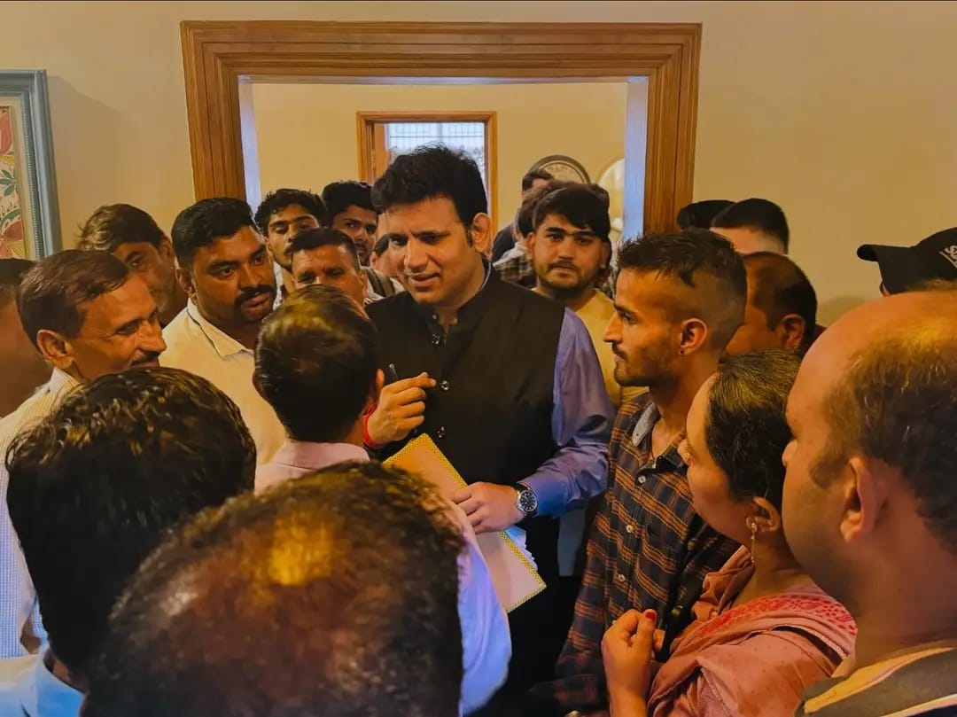 कांगड़ा में अपने आवास पर लोगों से मिलते हुए आरएस बाली। कांगड़ा में अपने आवास पर लोगों से मिलते हुए आरएस बाली।