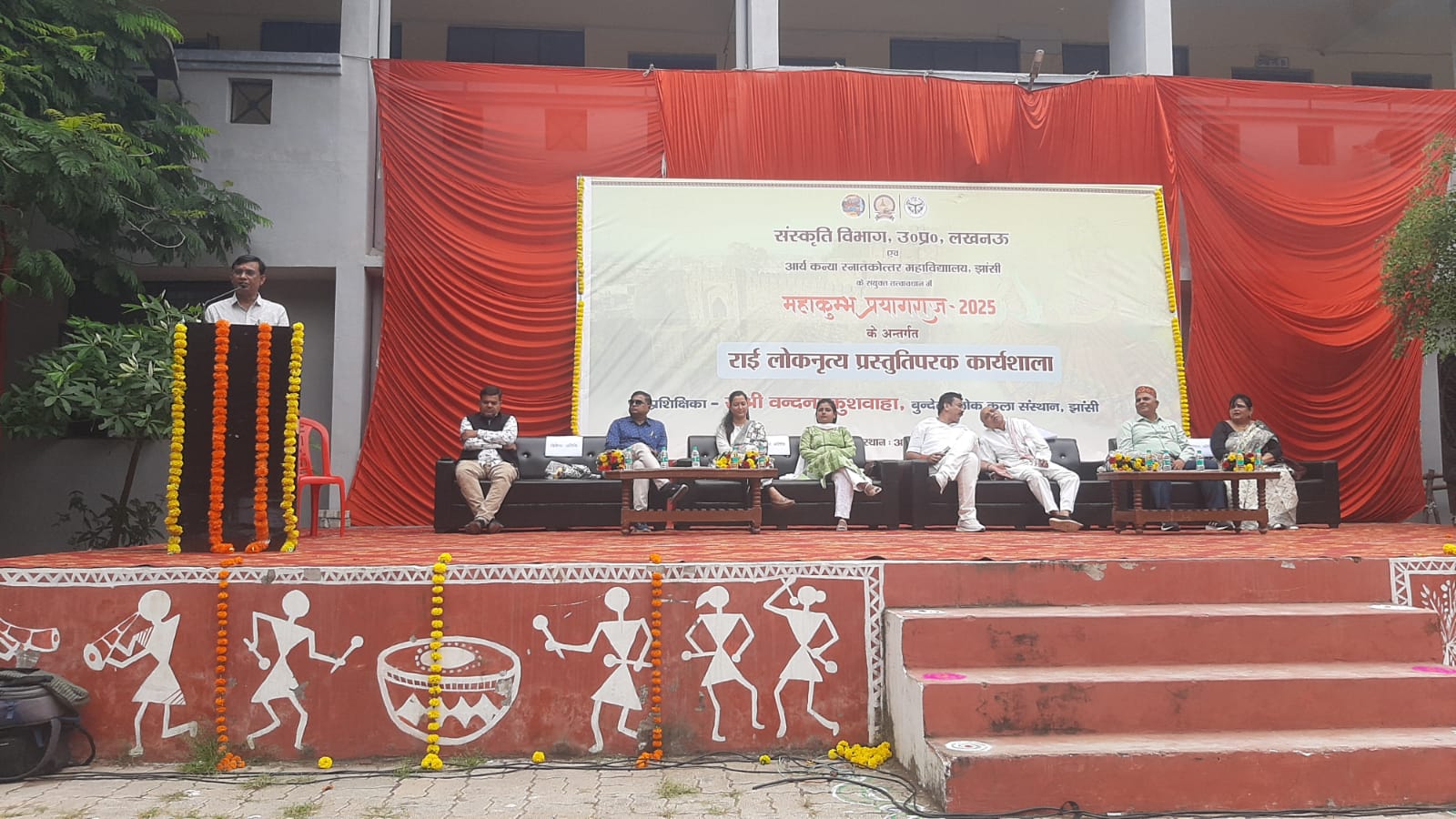 कार्यशाला के मंच पर अतिथि कार्यशाला के मंच पर अतिथि