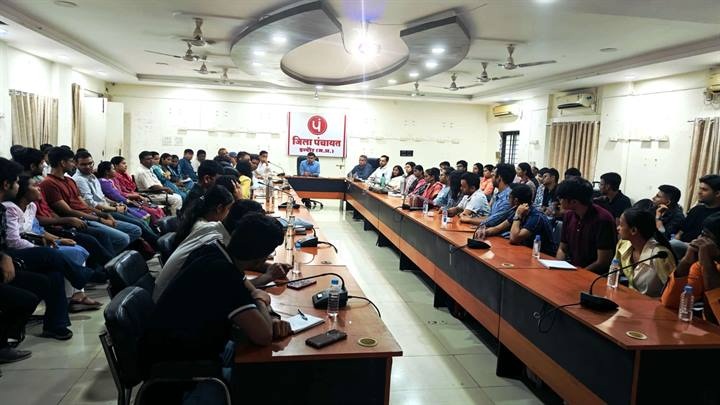 आईआईएम दल का ब्रिफिंग सेशन आईआईएम दल का ब्रिफिंग सेशन