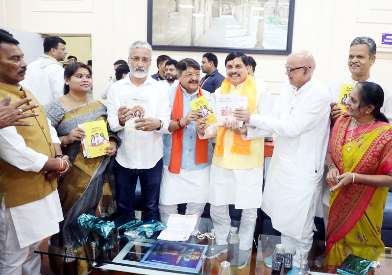 पुस्तकों का विमोचन करते हुए मुख्यमंत्री पुस्तकों का विमोचन करते हुए मुख्यमंत्री