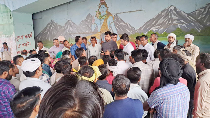 14 Snp-3     सोनीपत: गन्नौर से विधायक देवेंद्र     कादियान लोगों से बात करते हुए।
