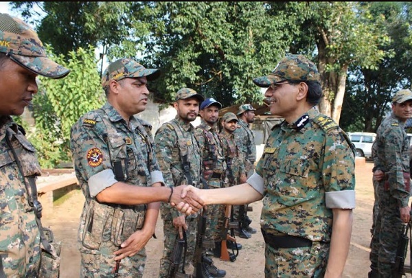 मध्यप्रदेश के बालाघाट जिले में नक्सल विरोधी अभियान को गति देने के लिए पुलिस महानिदेशक मध्यप्रदेश सुधीर कुमार सक्सेना जिले के दो दिवसीय दौरे प मध्यप्रदेश के बालाघाट जिले में नक्सल विरोधी अभियान को गति देने के लिए पुलिस महानिदेशक मध्यप्रदेश सुधीर कुमार सक्सेना जिले के दो दिवसीय दौरे प