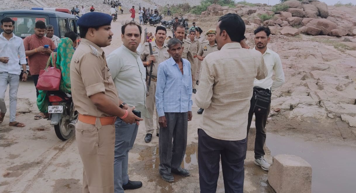 घटना स्थल पर पुलिस व गांव के लोग घटना स्थल पर पुलिस व गांव के लोग