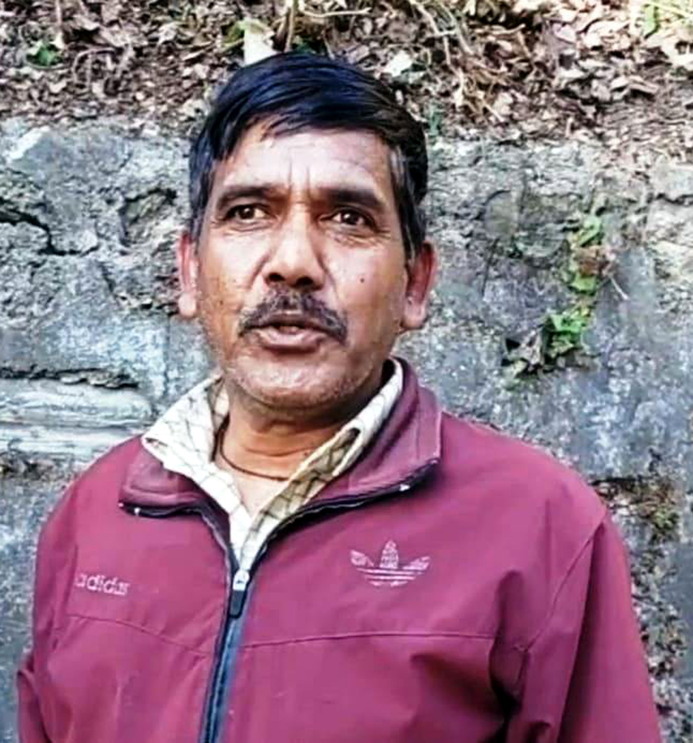 स्टाफ हाउस क्षेत्र में स्वयं सफाई में योगदान देने वाले आनंद राम। स्टाफ हाउस क्षेत्र में स्वयं सफाई में योगदान देने वाले आनंद राम।