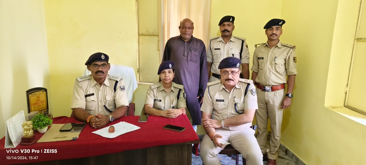 मां दुर्गा पर आपत्तिजनक टिप्पणी करने वाला पुलिस गिरफ्त में मां दुर्गा पर आपत्तिजनक टिप्पणी करने वाला पुलिस गिरफ्त में