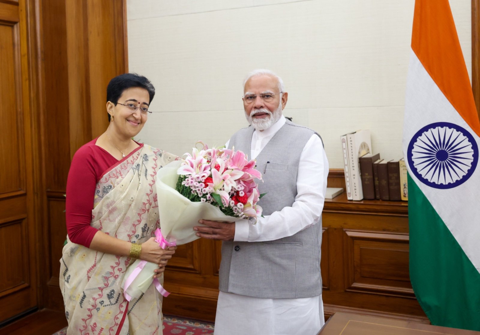 दिल्ली की मुख्यमंत्री आतिशी और प्रधानमंत्री नरेन्द्र मोदी मुलाकात के दौरान दिल्ली की मुख्यमंत्री आतिशी और प्रधानमंत्री नरेन्द्र मोदी मुलाकात के दौरान