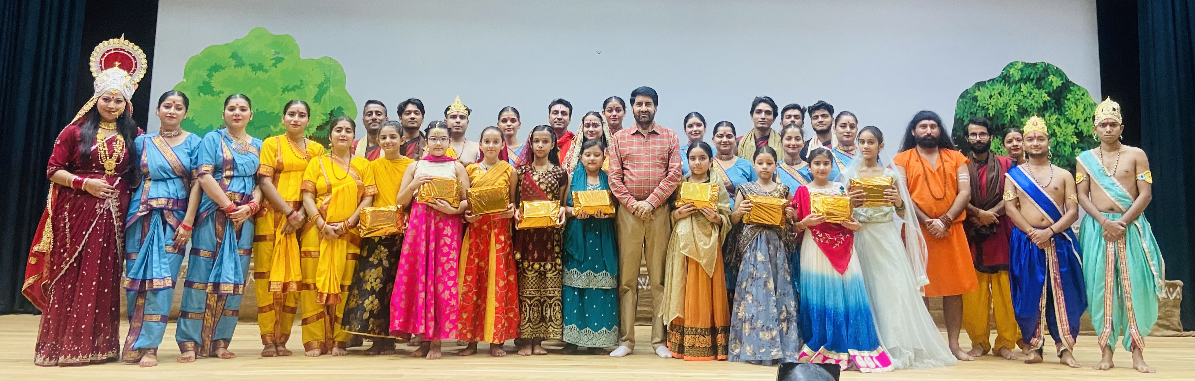 नटरंग जम्मू ने कटरा के 11 युवा कलाकारों को अभिनय में उत्कृष्टता के लिए सम्मानित किया नटरंग जम्मू ने कटरा के 11 युवा कलाकारों को अभिनय में उत्कृष्टता के लिए सम्मानित किया