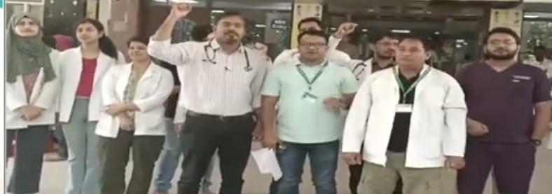 जेएलएन के रेजीडेंट डॉक्टरों ने किया दो घंटे कार्य बहिष्कार जेएलएन के रेजीडेंट डॉक्टरों ने किया दो घंटे कार्य बहिष्कार
