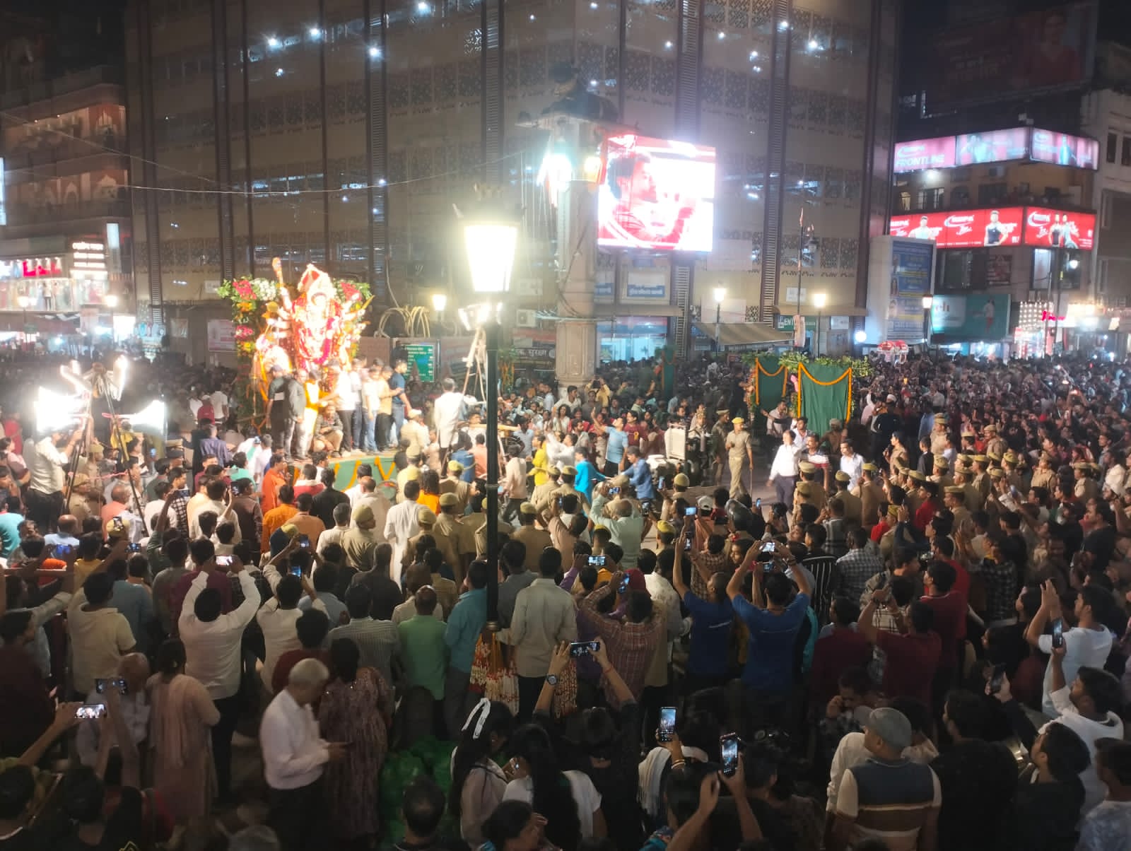 गोल्डेन स्पोर्टिंग क्लब की प्रतिमा का विर्सजन यात्रा: फोटो बच्चा गुप्ता गोल्डेन स्पोर्टिंग क्लब की प्रतिमा का विर्सजन यात्रा: फोटो बच्चा गुप्ता