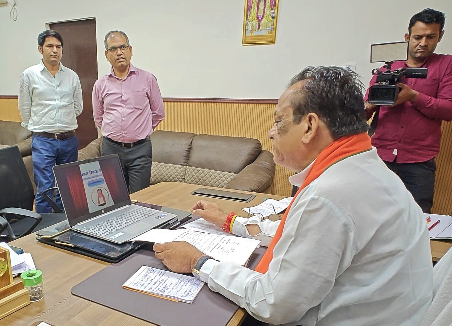 गौशाला विकास योजना को विभागीय पोर्टल पर ऑनलाईन करते मंत्री। गौशाला विकास योजना को विभागीय पोर्टल पर ऑनलाईन करते मंत्री।