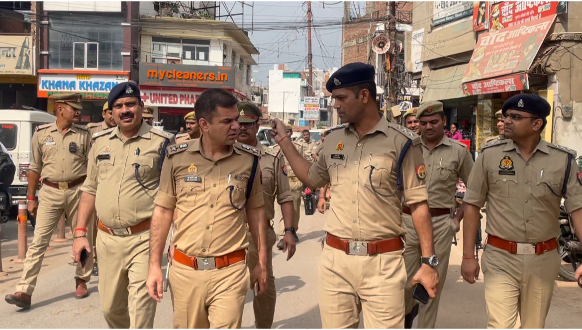 पुलिस अधीक्षक के नेतृत्व में पुलिस टीम ने भारी फोर्स के साथ शहर में किया फ्लैग मार्च पुलिस अधीक्षक के नेतृत्व में पुलिस टीम ने भारी फोर्स के साथ शहर में किया फ्लैग मार्च