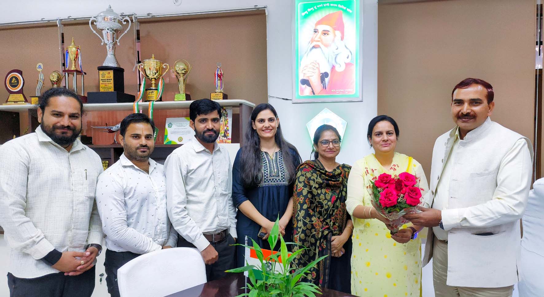 योग विज्ञान विभाग की नवनियुक्त विभागाध्यक्ष प्रो. शबनम जोशी को शुभकामनाएं देते कुलपति प्रो. नरसी राम बिश्नोई। योग विज्ञान विभाग की नवनियुक्त विभागाध्यक्ष प्रो. शबनम जोशी को शुभकामनाएं देते कुलपति प्रो. नरसी राम बिश्नोई।
