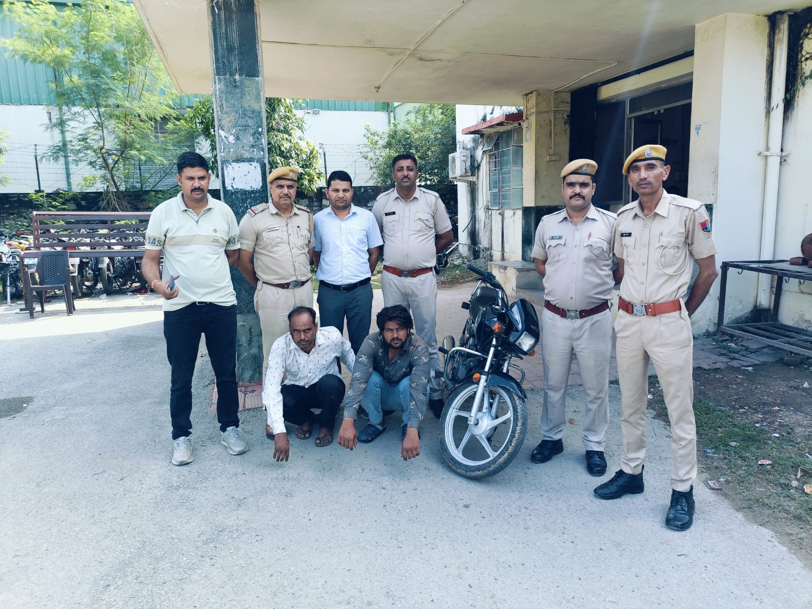 चित्तौड़गढ़ शहर की सदर थाना पुलिस ने चेन स्नेचिंग के मामले में गिरफ्तार किए आरोपित। चित्तौड़गढ़ शहर की सदर थाना पुलिस ने चेन स्नेचिंग के मामले में गिरफ्तार किए आरोपित।