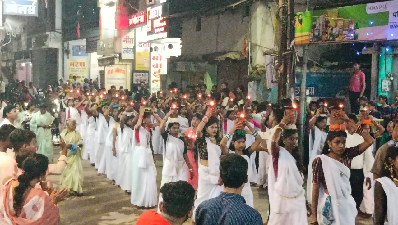 शहर में मराठापारा स्थित मंदरमाई से कलश शोभायात्रा निकाली गई। शहर में मराठापारा स्थित मंदरमाई से कलश शोभायात्रा निकाली गई।