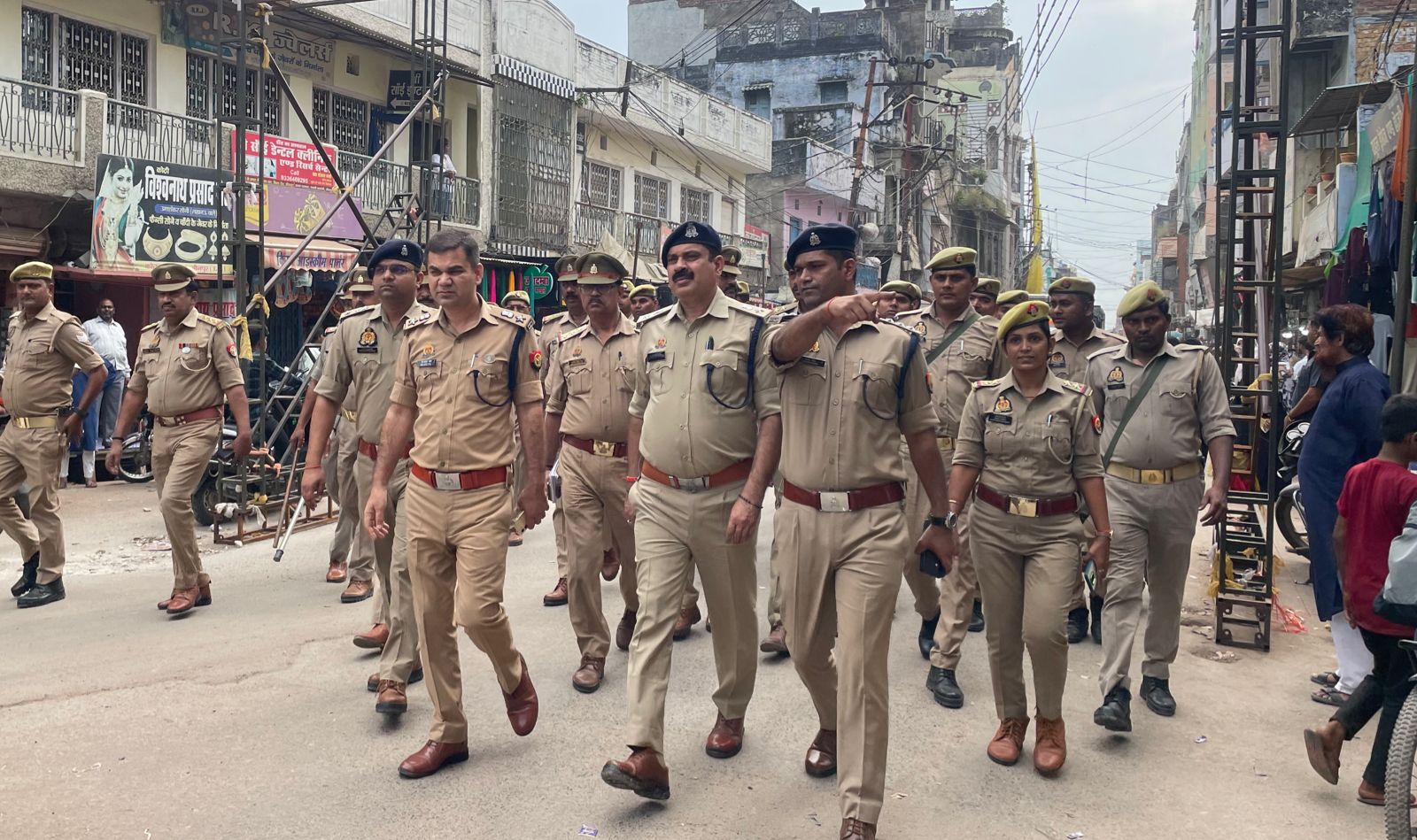 पुलिस अधीक्षक के नेतृत्व में पुलिस टीम ने भारी फोर्स के साथ शहर में किया फ्लैग मार्च