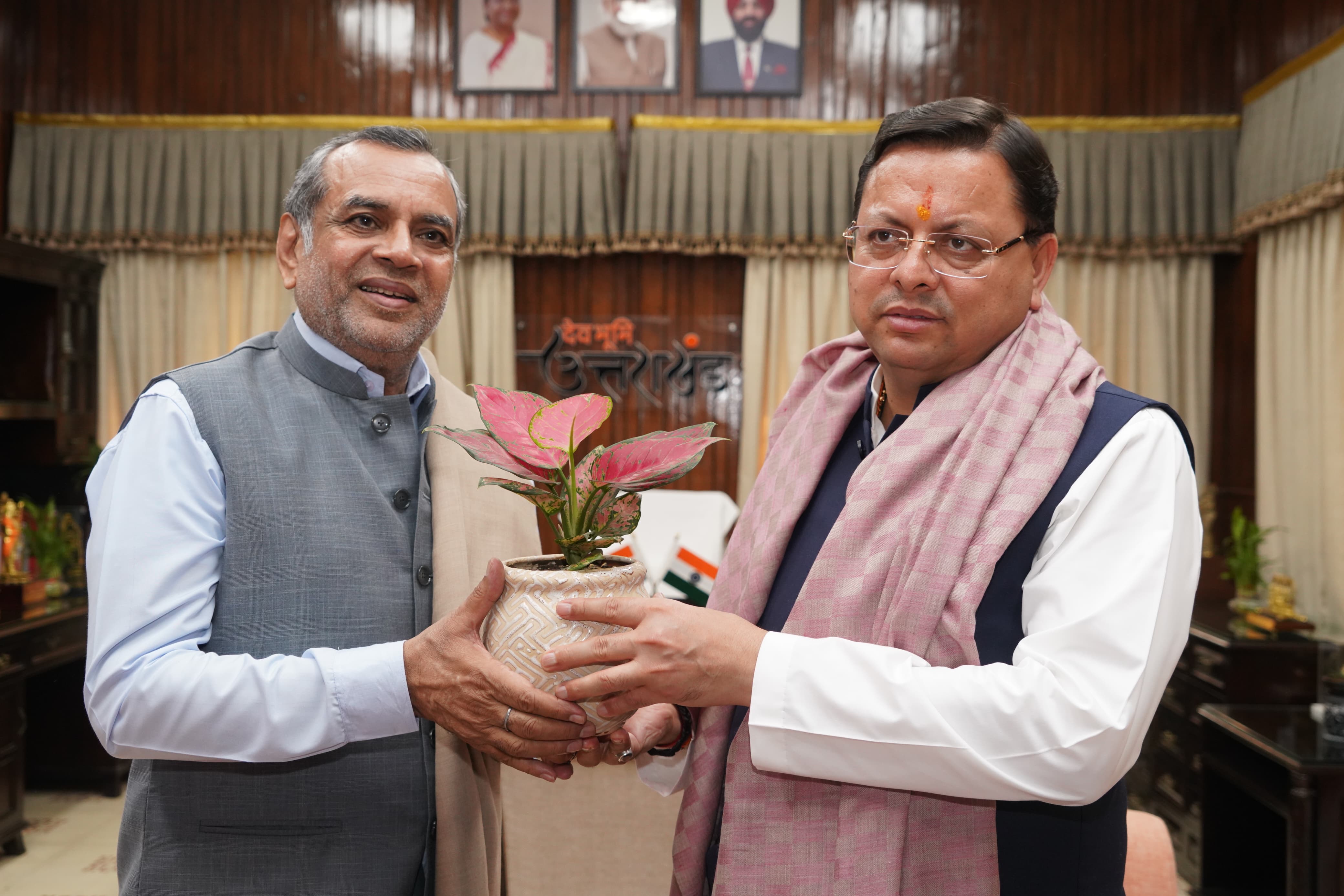 फ़िल्म अभिनेता परेश रावल ने सोमवार को मुख्यमंत्री कैम्प कार्यालय में मुख्यमंत्री पुष्कर सिंह धामी भेंट करते। फ़िल्म अभिनेता परेश रावल ने सोमवार को मुख्यमंत्री कैम्प कार्यालय में मुख्यमंत्री पुष्कर सिंह धामी भेंट करते।
