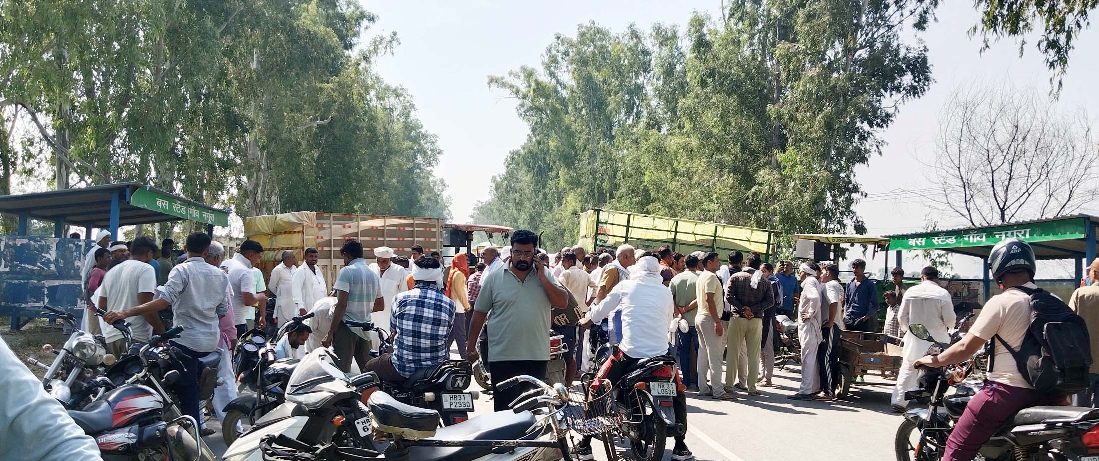जींद-कैथल मार्ग के बीचों-बीच ट्रैक्टर-ट्राली खड़ी कर जाम लगाते किसान तथा आढती। जींद-कैथल मार्ग के बीचों-बीच ट्रैक्टर-ट्राली खड़ी कर जाम लगाते किसान तथा आढती।