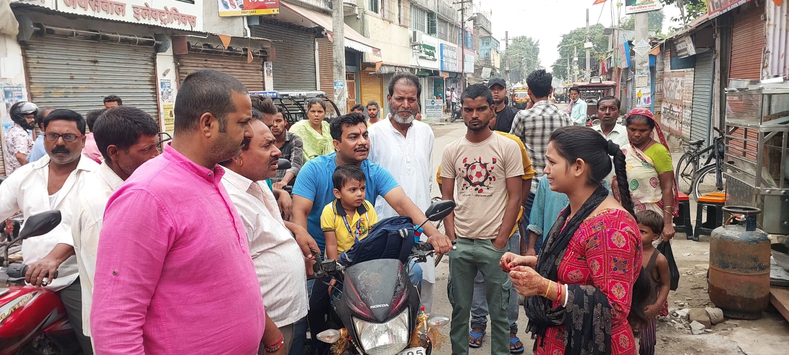 अररिया फोटो:सड़क पर जमा भीड़ को महिला हादसे की जानकारी देते अररिया फोटो:सड़क पर जमा भीड़ को महिला हादसे की जानकारी देते