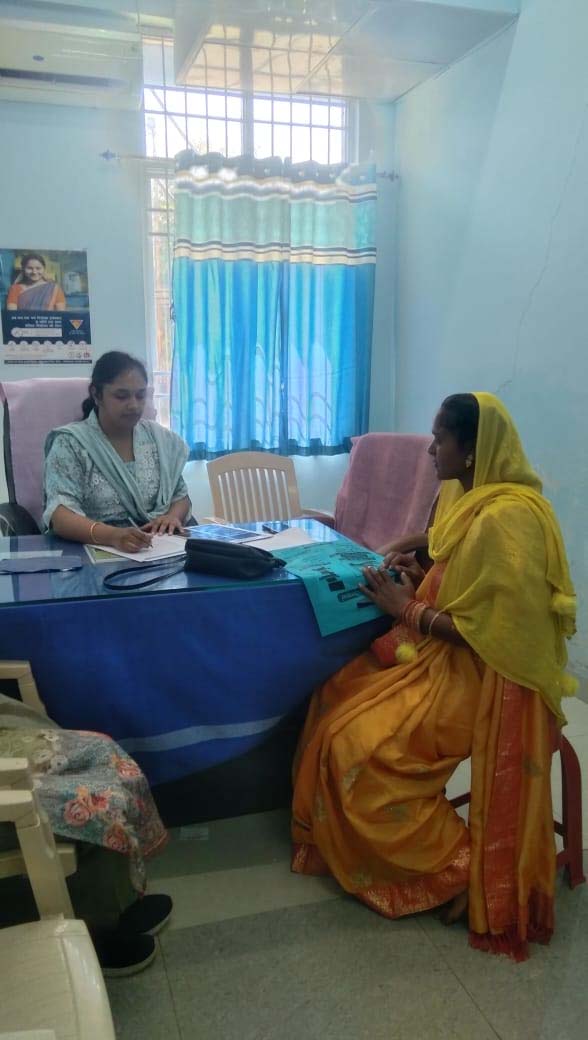 सेवा दे रही डाॅक्टर महिला का उपचार करती बलौदाबाजार जिला अस्पताल सेवा दे रही डाॅक्टर महिला का उपचार करती बलौदाबाजार जिला अस्पताल