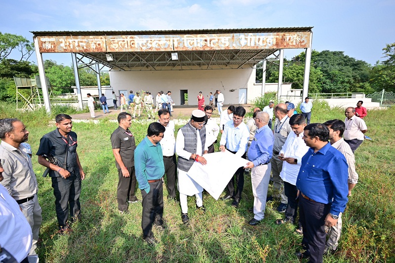 बीएचईएल स्पोर्टस कॉम्प्लेक्स का निरीक्षण करते हुए खेल मंत्री सारंग बीएचईएल स्पोर्टस कॉम्प्लेक्स का निरीक्षण करते हुए खेल मंत्री सारंग