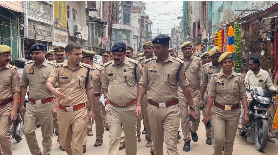 पुलिस अधीक्षक के नेतृत्व में पुलिस टीम ने भारी फोर्स के साथ शहर में किया फ्लैग मार्च पुलिस अधीक्षक के नेतृत्व में पुलिस टीम ने भारी फोर्स के साथ शहर में किया फ्लैग मार्च