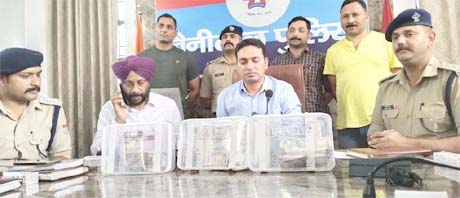 लाखों के नकली नोटों के साथ अब तक 7 आरोपी गिरफ्तार लाखों के नकली नोटों के साथ अब तक 7 आरोपी गिरफ्तार