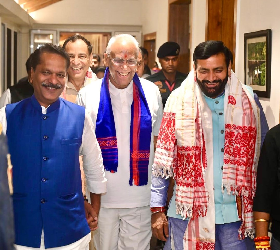 गुवाहटी पहुंचने पर नायब सैनी का स्वागत करते असम के मंत्री एवं भाजपा नेता गुवाहटी पहुंचने पर नायब सैनी का स्वागत करते असम के मंत्री एवं भाजपा नेता