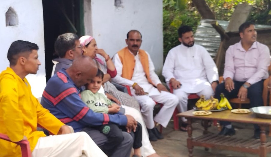 देवाल में आरएसएस प्रचारक के घर पर शोक संवेदना व्यक्त करते हुए केंद्रीय सड़क राज्य मंत्री। देवाल में आरएसएस प्रचारक के घर पर शोक संवेदना व्यक्त करते हुए केंद्रीय सड़क राज्य मंत्री।